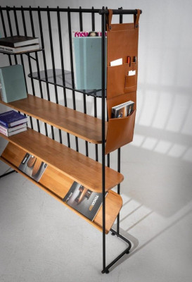 Stijlvol boekenrek in bruine kleur, modern meubilair voor de woonkamer.