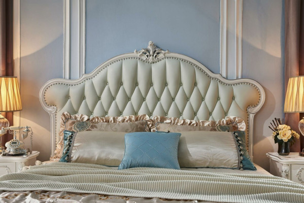 Luxe bed gestoffeerd bed Chesterfield designleren bed slaapkamer massief hout