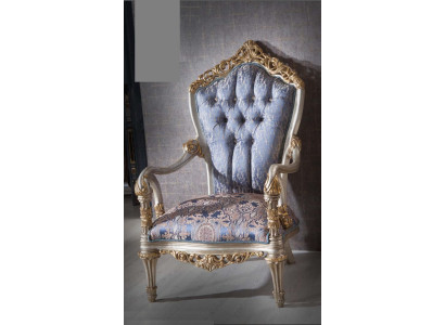 Luxe fauteuil in klassieke stijl voor de woonkamer met gouden decoratieve patronen.