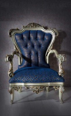 Een fantastische fauteuil in klassieke stijl in het blauw met decoratieve patronen.