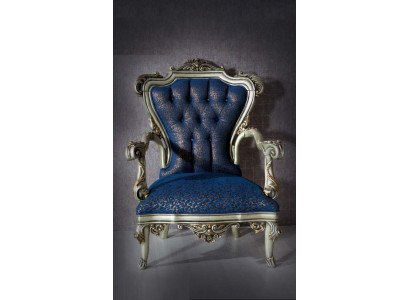 Een fantastische fauteuil in klassieke stijl in het blauw met decoratieve patronen.