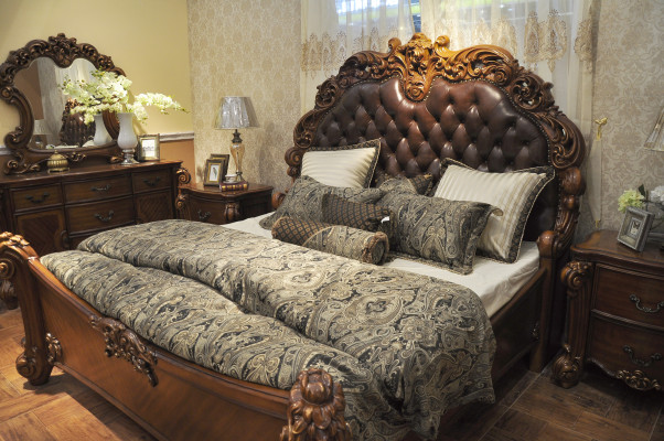 Klassiek bed in barok-rococo Chesterfield-stijl, dubbel lederen hotel antiek.