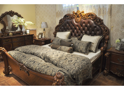 Klassiek bed in barok-rococo Chesterfield-stijl, dubbel lederen hotel antiek.