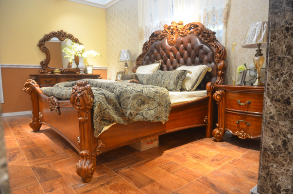 Klassiek bed in barok-rococo Chesterfield-stijl, dubbel lederen hotel antiek.