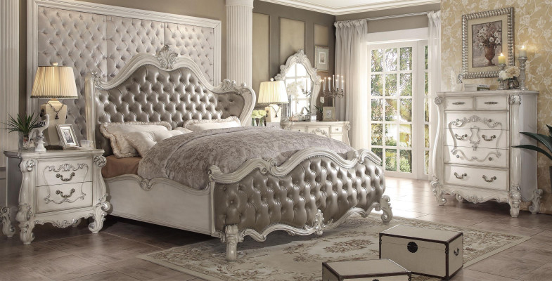 Klassiek bed in barok, chesterfield, rococo stijl, dubbel hotel leer antiek.