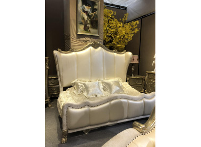 Klassiek bed in barok, rococo, Chesterfield stijl, dubbel leer, hotel, antieke bedden