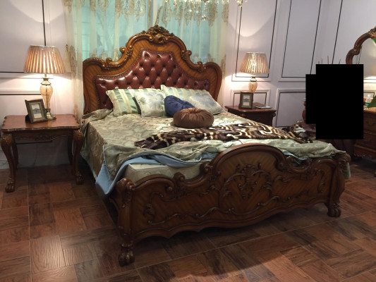 Klassiek bed in barok rococo chesterfield stijl, tweepersoons lederen hotelbedden.