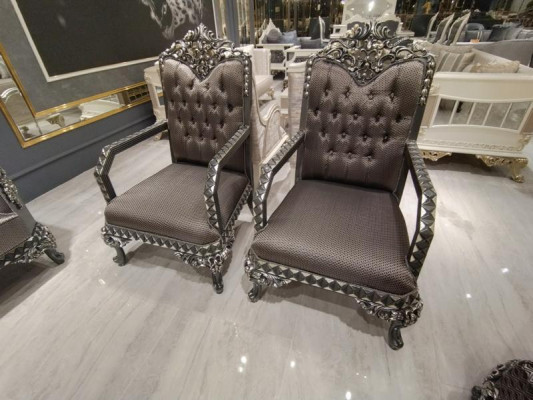 Luxe comfortabele woonkamerfauteuil in moderne stijlvolle bruin.