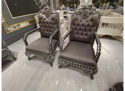 Luxe comfortabele woonkamerfauteuil in moderne stijlvolle bruin.