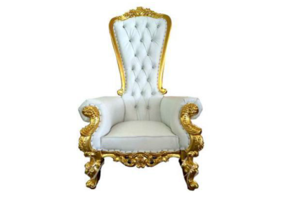 Een prachtige witte, krullende fauteuil in barok- en Chesterfield-stijl met elementen van de Chesterfield-stijl.