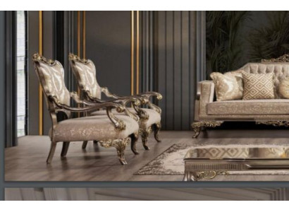 Een luxueuze, klassieke, beige- en goudkleurige barokfauteuil van Chesterfield.