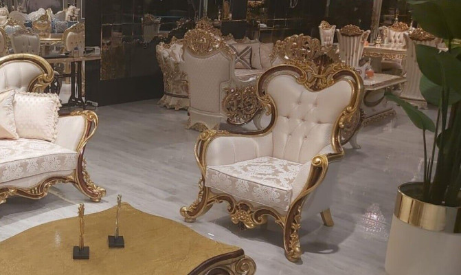 Luxe klassieke fauteuil met oor in wit-gouden barok design.