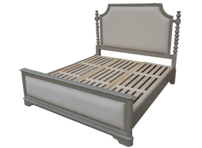 Elegante tweepersoonsbed met klassiek design en luxueus hoofdeinde.